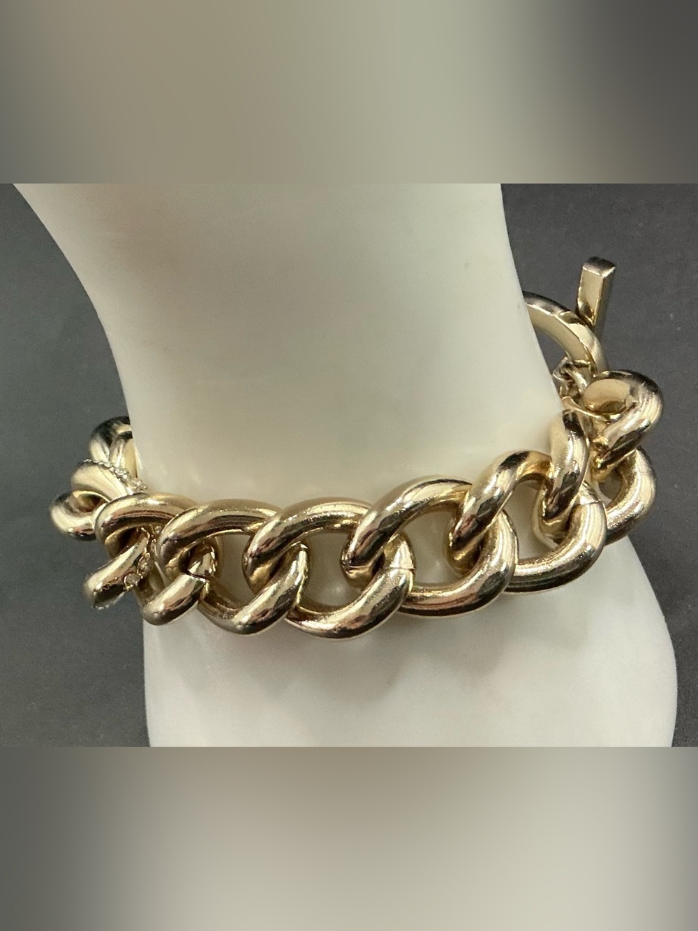 VICTORIA SECRET GOLD TONE TOGGLE CHAIN BRACELET TOGGLE ANGEL WING BRACELET - Picture 3 of 3